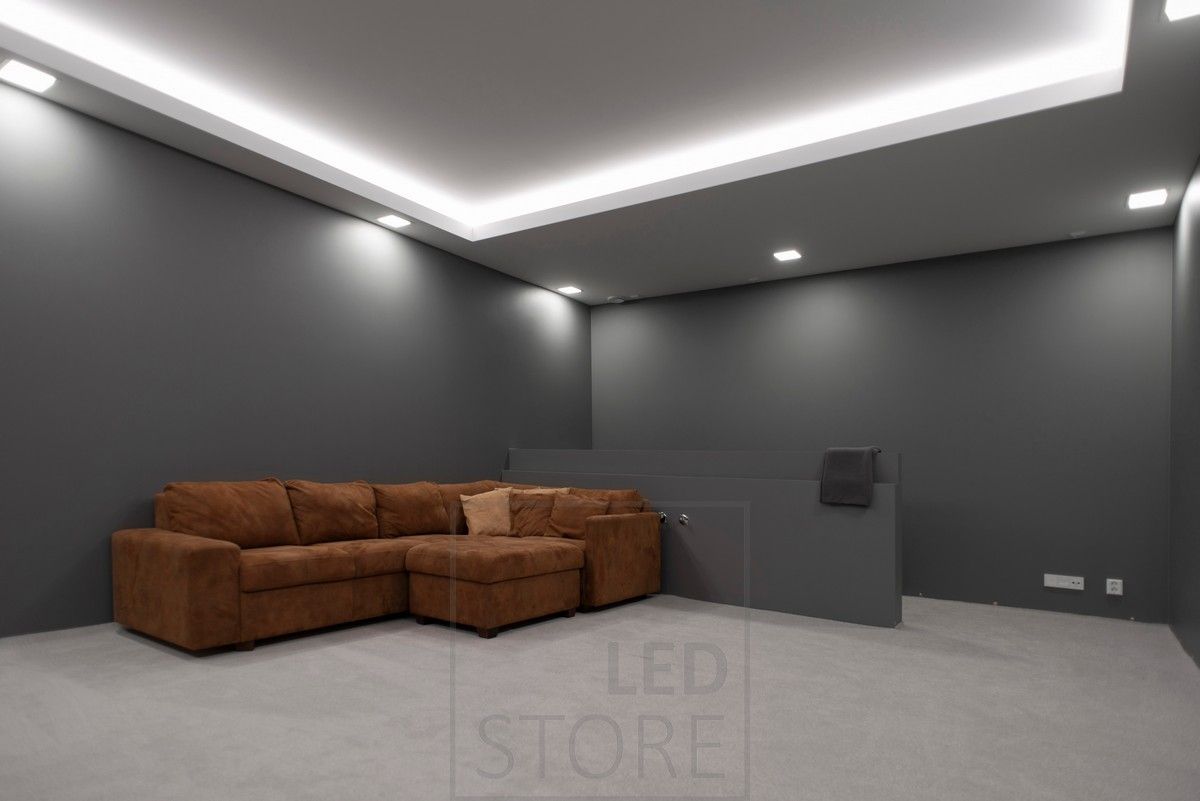 Huonetta kiertämässä led nauha alaslaskuhyllyllä. Hyllyyn upotettu Paneeli-valaisimet alasvaloiksi. kuva 2 Ledstore.fi